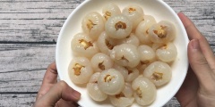 Vải bóc vỏ bỏ hạt và cho hạt sen đã luộc vào bên trong.