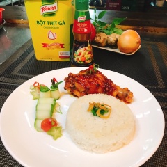 Khi gà đã chín, chúng ta cho xôi ra dĩa, xếp dưa leo xung quanh, đặt gà lên dĩa và dội nước sốt lên trên.