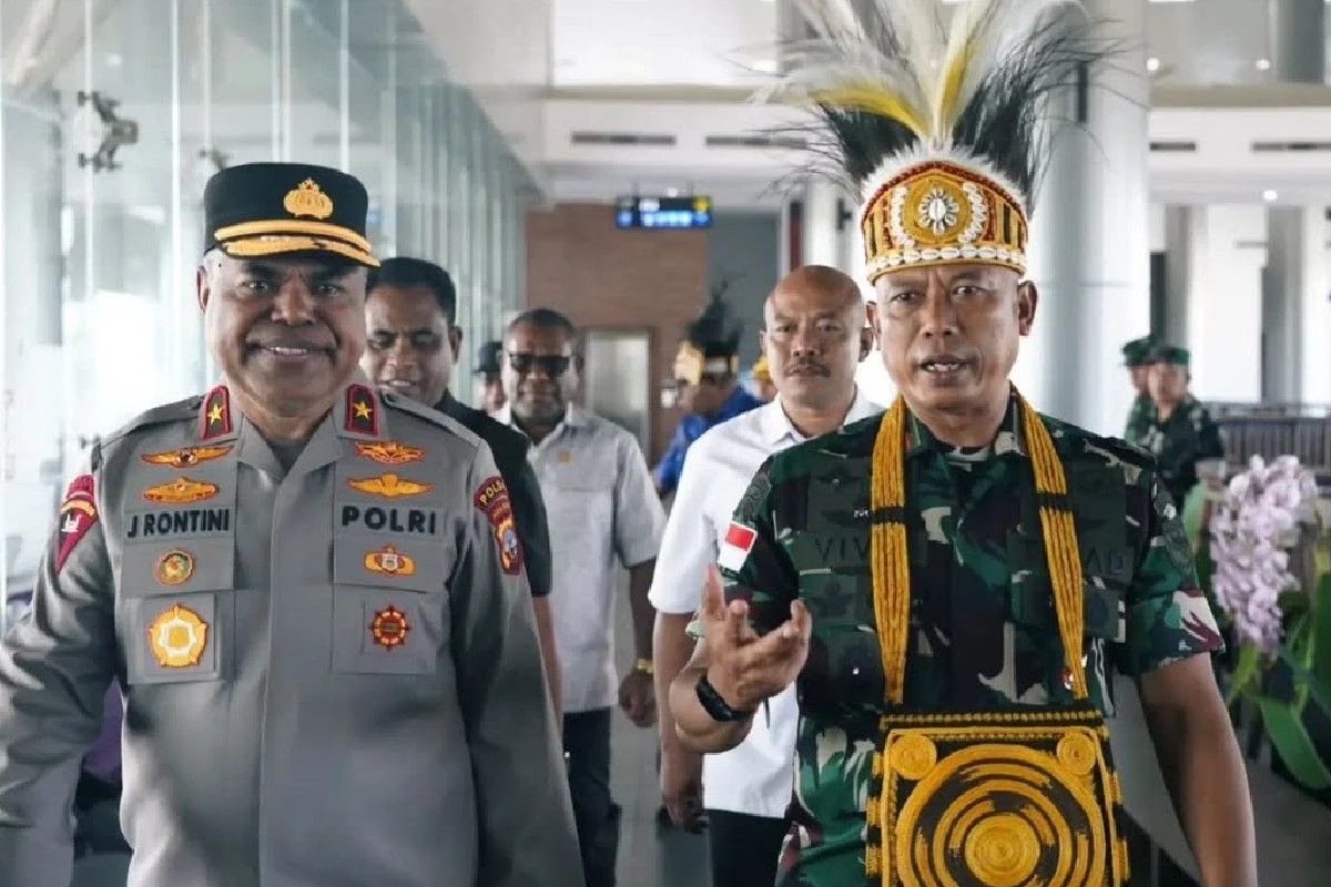 Aparat TNI melakukan operasi pengamanan di wilayah pedalaman Papua.