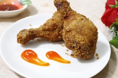 Đun nóng nhiều dầu ăn trong nồi nhỏ, thả nhẹ nhàng đùi gà đã tẩm bột vào chiên cho đến khi chín vàng giòn đều thì vớt ra để ráo dầu. Khi gà chiên hơi nguội bớt là có thể dùng ngay nhé! Chấm cùng tương ớt, tương cà hay các loại sốt mà bạn ưa thích.
