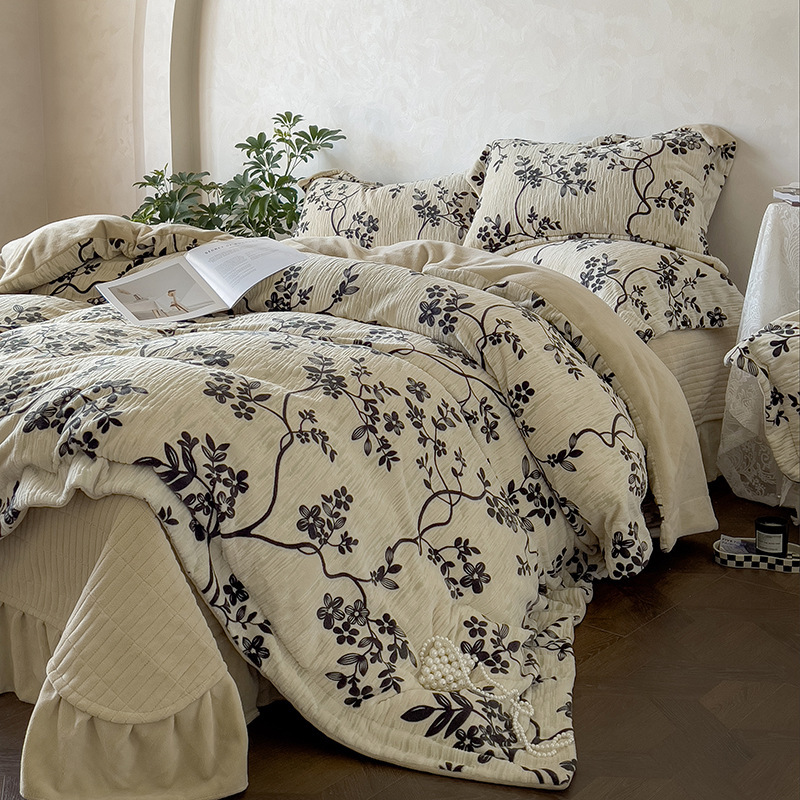 Microfiber fleece bedding set with French embroidery