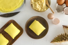 Bánh crepe sầu riêng là món ăn vặt thần thánh của giới trẻ nói chung và tín đồ sầu riêng nói riêng. Món bánh sầu riêng là sự kết hợp của một lớp vỏ bánh crepe vàng ươm, mềm mịn cùng nhân kem lạnh béo ngậy xen lẫn cơm sầu riêng ngọt lịm, siêu thơm. Cắn vào chiếc bánh crepe thấy mát rượi tận răng, cùng với vị ngọt tuyệt hảo đủ sức làm siêu lòng bất cứ ai lần đầu nếm thử. Cách làm bánh crepe không hề khó một chút nào, bạn chỉ cần lưu lại công thức rồi vào bếp bắt tay thực hiện cho cả nhà cùng thưởng thức.