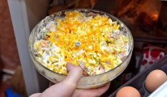 Trứng gà dầm nhuyễn. Bạn có thể cho thêm muối và tiêu theo khẩu vị ở bước này nhé. Đặt bát salad trong tủ lạnh khoảng 30 phút trước khi ăn.