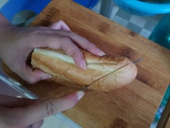 Bánh mì mua về bạn cắt thành từng lát vừa ăn khoảng 1,5 - 2cm. Phô mai mozzarella bạn xé nhỏ hoặc bào nhuyễn tùy ý. Sau đó cho hỗn hợp sốt thịt khi nãy lên bánh mì rồi tiếp đến là 1 lớp phô mai mozzarella lên trên.