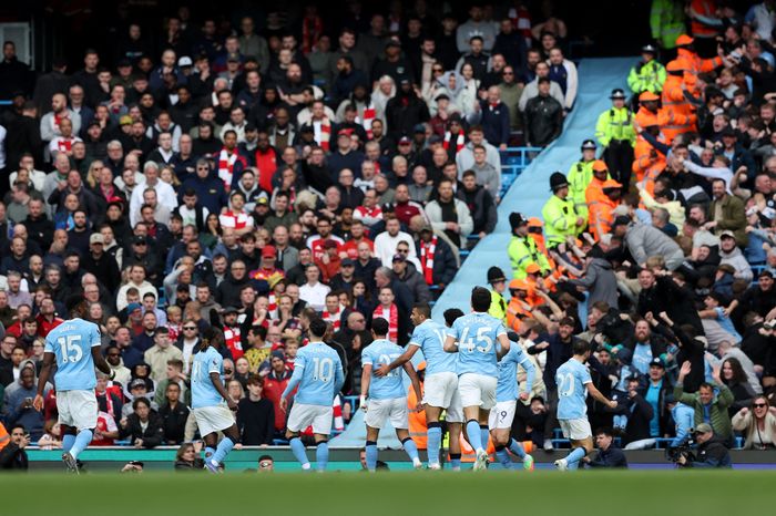 CĐV Man City ăn mừng chế giễu Arsenal - Tạp chí Tri thức