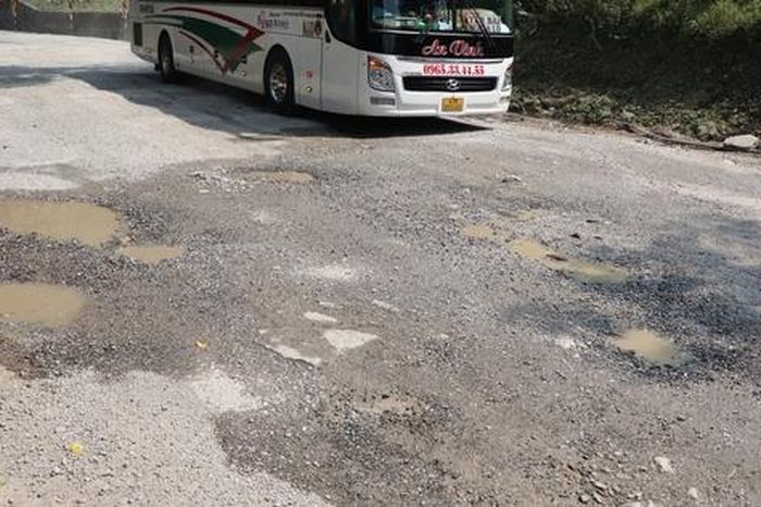 Clip Đường 'huyết mạch' ở Đà Nẵng xuống cấp nặng, tai nạn rình rập - Báo Người Lao Động