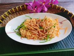 Lấy mì ra bát, trộn 1/2 gói bột nêm và gói dầu của gói mì vào, và trộn rau muống, cà rốt vào, cho 1 phần sốt chanh dây vào trộn đều, chừa lại 1 phần nhé để tí khi trang trí ta còn chan lên nữa nhé.
