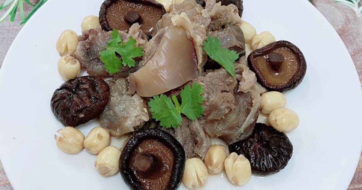 Gân bò nấu nấm đông cô và hạt sen