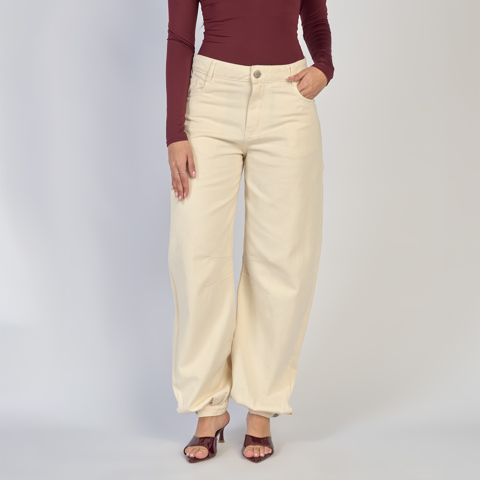 Jean dama barrel straight rígido con botón en la bota, color Ivory - Vista 5