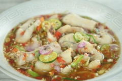 Chân gà sốt Thái dai giòn sần sật, ngấm đều chua ngọt, cay thơm, thật đậm đà. Đặc biệt, cách làm chân gà sả tắc Thái có vị sả tắc đặc trưng, thơm lừng mùi lá chanh, khiến bạn ăn mãi không thôi.