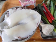 Sả ớt sừng rửa sạch, băm nhuyễn. Mực làm sạch và rửa nhiều lần với muối cùng nước để không còn mùi tanh và nhớt, để ráo rồi cắt miếng mỏng vừa ăn. Cho mực vào tô ướp với 1 muỗng muối, 1/4 muỗng tiêu, 1 muỗng nước mắm, 1/3 muỗng đường, trộn đều lên cho thấm vào mực. Sau đó cho 40g bột chiên giòn vào trộn lên.
