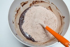 Đổ hỗn hợp bột mì vào hỗn hợp chocolate, khuấy đều, đặt vào tủ lạnh khoảng 15 phút.