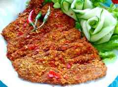 Thịt heo giả bò khô được tẩm ướp với sả, riềng, tỏi, ớt xay cùng nhiều gia vị cho món thịt khô thơm ngon, đậm đà. Món này nhâm nhi trong những ngày mưa là ngon hết ý.
