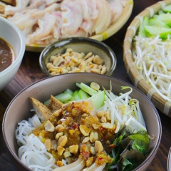 Bún mắm nêm miền Trung với những nguyên liệu gần gũi trong bữa ăn hằng ngày. Nước mắm nêm hội tủ đủ hương vị chua cay, mặn ngọt, đậm đà. Đặc biệt mùi thơm đặc trưng của bún mắm nêm khiến ai ăn được một lần sẽ nhớ mãi không thôi.