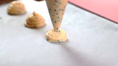 Cho bột vào túi bắt bánh ra mâm, sau đó đem nướng ở nhiệt độ 170 độ trong 35 phút.
