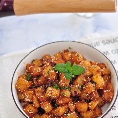 Khoai tây chín bùi bùi, ngấm gia vị cay nồng, béo thơm ngon cơm. Món khoai tây xào mè cay thơm hứa hẹn xua tan đi cái lạnh của những ngày đầu đông đang đến.
