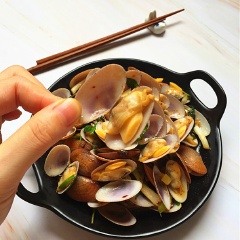 Nghêu hoa xào cay thơm với những con nghêu tươi roi rói, chín dai ngọt, quyện cùng gia vị chua chua, cay cay, ăn chơi ngon miệng. Những lúc rảnh rỗi có thể làm ngay món này cho những buổi tụ họp gia đình nhé!