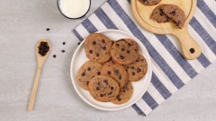 Chocolate chip cookie là một món ăn vặt tuyệt vời, bạn có thể giữ trong hũ thủy tinh kín từ 1-2 tuần. Bạn có thể chấm cùng sữa khi ăn để tăng thêm độ béo cho bánh. Đây sẽ là một trong những loại cookie mà bạn không thể nào bỏ qua.