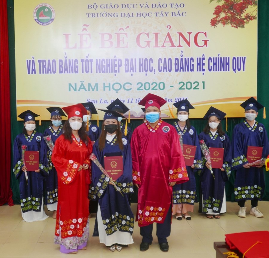Lễ Bế giảng và trao bằng tốt nghiệp đại học, cao đẳng hệ chính quy năm học 2020 - 2021 tại Trường Đại học Tây Bắc