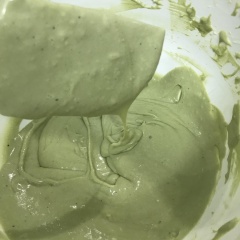 Hoà tan bột trà xanh trong sữa ấm. Đánh tan đường với mascarpone sau đó thêm whipping cream và 1 nửa lượng sữa trà xanh vào. Đánh đến khi đều và hỗn hợp đặc.