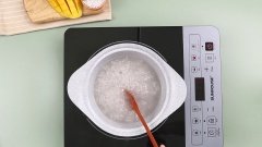 Cho 100gr bột báng vào nồi, đun sôi rồi hạ nhỏ lửa ninh bột báng trong vòng 15 phút. Sau đó tắt bếp và đậy vung lại ngâm bột báng 5 phút để bột báng trong suốt hoàn toàn. Đổ bột báng ra rây lọc rồi xả dưới vòi nước lạnh cho bột báng không dính vào nhau. Tráng bột báng qua nước lọc đun sôi rồi cho vào tô.