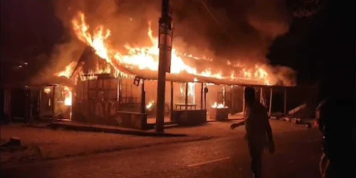 নলছিটিতে মাঝরাতে আগুনের লেলিহান শিখা: পুড়ে ছাই ৬ দোকান, নিমিষেই নিঃস্ব ব্যবসায়ীরা