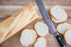 Bánh mì cắt thành từng lát xéo và để qua một bên. Cho 175g sốt mayonnaise vào tô, bào nhuyễn tỏi vào và trộn thật đều cho hòa quyện vào nhau. Phô mai hun khói bào sợi. Dùng muỗng phết một lớp sốt lên bánh mì rồi rắc phô mai lên, cuối cùng đặt một cọng thì là lên trên là xong. Làm như vậy cho đến hết nguyên liệu.