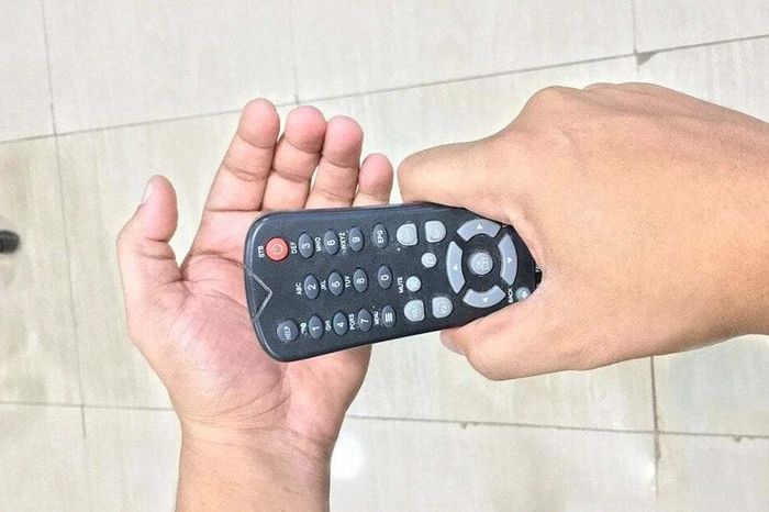 Vì sao đập remote TV lại hoạt động? - Báo Tri thức &amp; Cuộc sống