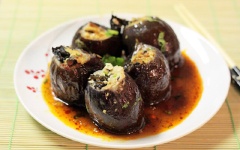 Đun hỗn hợp nước sốt khoảng 3 phút thì xếp cà vào chảo, đậy kín nắp, đun lửa nhỏ, khi đun nêm nếm lại tùy theo khẩu vị, đun đến khi phần nước sốt hơi sánh đặc thì tắt bếp, thêm hành lá thái nhỏ vào. Múc cà ra đĩa, dùng làm món mặn ăn với cơm.