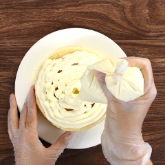 Khoét ở giữa bánh, cho nhân su kem vào bịch bắt bông kem bơm vào giữa bánh. Sau đó phủ lớp kem lên trên mặt bánh , rắc phô mai cheddar thái sợi lên trên bề mặt. Để bánh trong tủ lạnh 30 phút rồi dùng bánh sẽ ngon hơn.