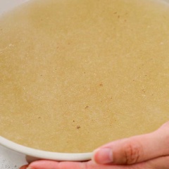 Pha hỗn hợp nước dùng: Trong phần nước dùng bò cho thêm nước ép lê, 1 muỗng canh nước muối Dongchimi, 2 muỗng canh giấm táo, 2 muỗng canh đường, 2 muỗng canh muối, 1/2 muỗng canh mù tạt vàng, 2 muỗng canh rượu Soju, khuấy đều rồi đem trữ đông.