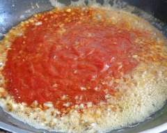 Bắc chảo lên bếp, cho vào 1 muỗng canh dầu, dầu nóng cho tỏi băm vào xào thơm. Kế đến cho sốt cà chua, nước tương, tất cả các gia vị còn lại trộn đều nêm nếm cho vừa ăn.