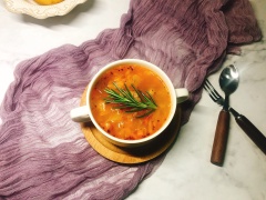 Để bày trí súp rau củ - Borscht theo phong cách âu rất đơn giản. Chỉ cần một tô súp có đế lót phía dưới, trên mặt súp ra củ thì bạn sẽ trang trí thêm 1 nhánh hương thảo. Dụng cụ ăn súp rau củ sẽ là muỗng và nĩa nhé. Tùy theo sở thích mà bạn có thể rắc thêm chút tiêu xay lên vào tô súp để ăn cùng.