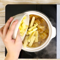 Kế đến cho măng vào, đảo đều, nấu thêm 5 phút, cho tiếp 4 trái ớt hiểm đỏ, 1 ít tiêu xay vào nồi, đun thêm 1 phút nữa là hoàn thành.
