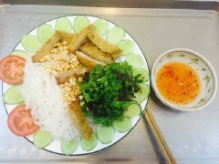 Ngoài giòn trong mềm. Chưa bao giờ thấy ngon như thế. Bún nhà làm càng ngày càng lên tay, kiểu này siêu thị thất nghiệp. Chan nước mắm chua ngọt rồi rau nữa, không ngán tí nào đâu.