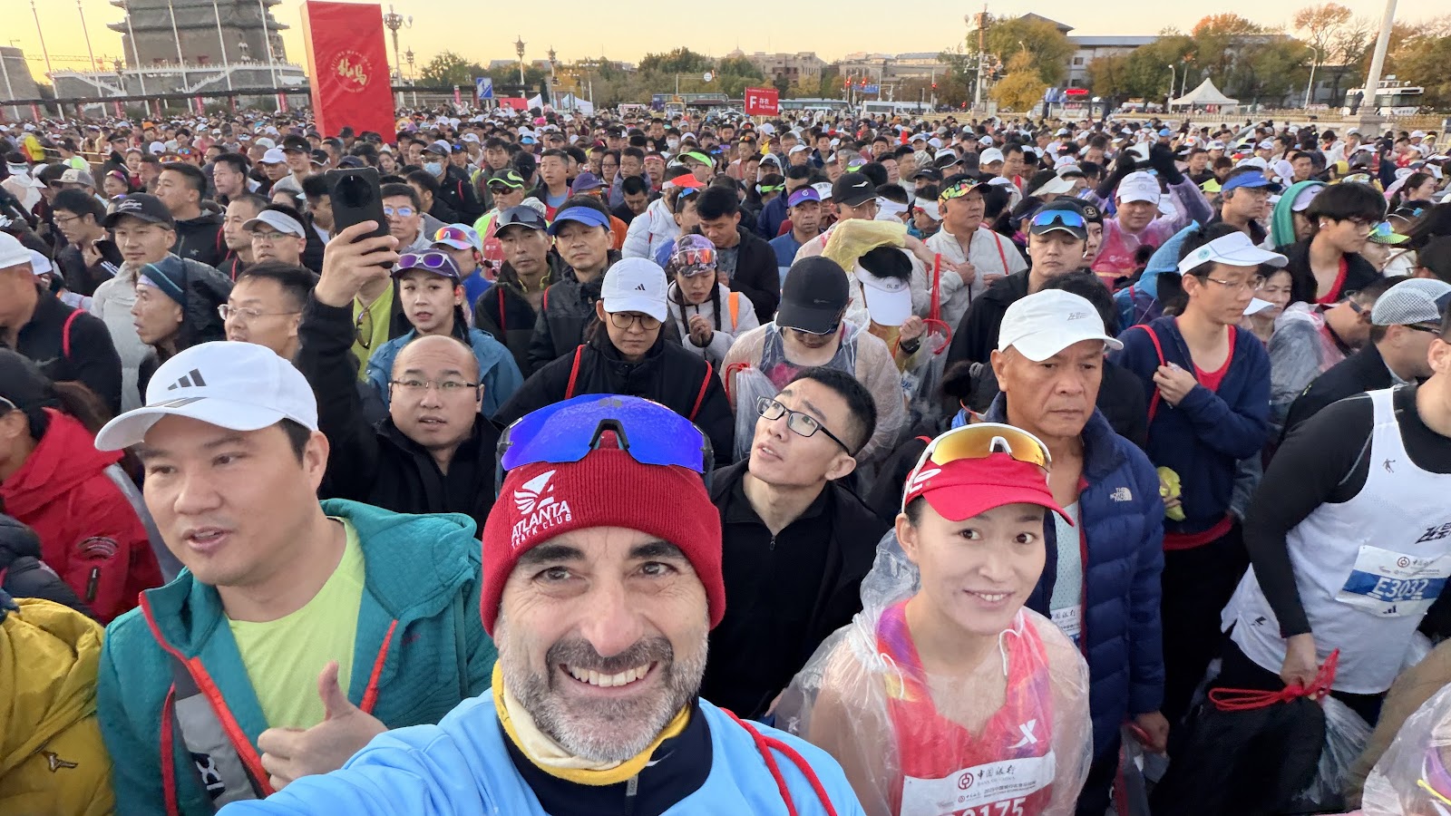 Multitud en la salida de la Beijing Marathon 2025
