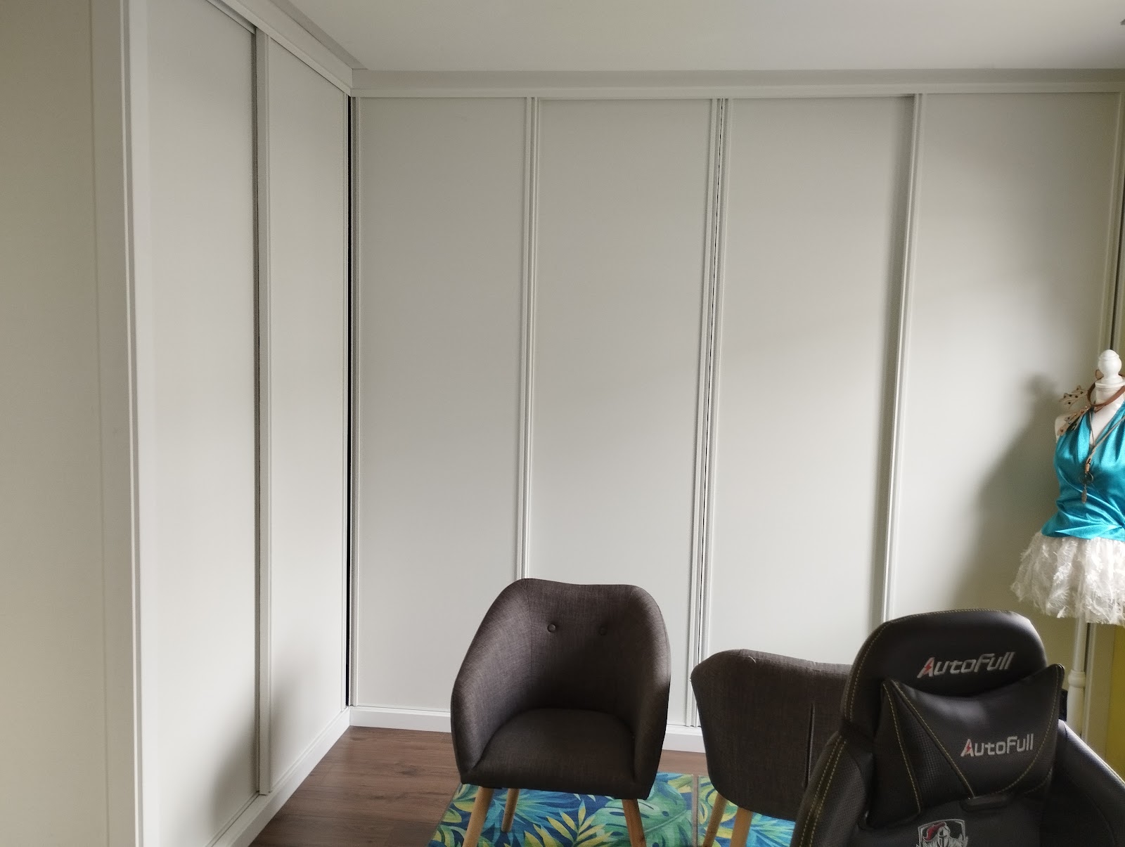 Cocina blanca mate con encimera gris