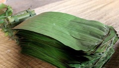 Phần vỏ bánh tét chay: nếp vo sạch chia 2 phần 500gr ngâm nước và 800gr ngâm nước lá cẩm trong 3 giờ.