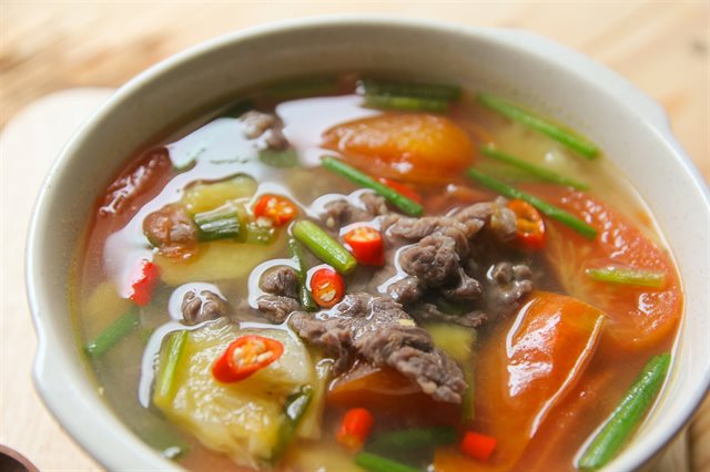Canh Thịt Bò Nấu Thơm Và Cà Chua