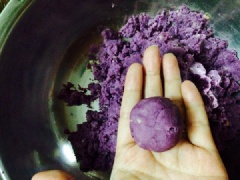 Nhồi khoai tím và bột năng thật kỹ cho dẻo mịn rồi nặn thành các viên bánh nhỏ như quả quất. Nặn cho đến khi hết bột khoai tím. Chuẩn bị sẵn 1 nồi nước đun sôi, cho toàn bộ các viên khoai tím vào luộc cho đến khi nổi lên thì vớt ra đĩa. Các bạn nên luộc qua vì khi luộc khoai sẽ phai màu tím ra nước, nếu không luộc qua thì khi nấu thành chè, nước chè sẽ không còn giữ được màu trắng của nước cốt dừa nữa.