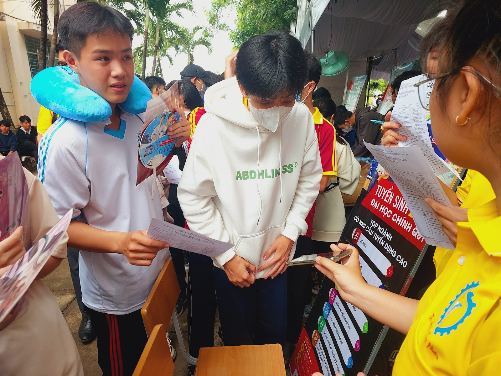 Quay số trúng thưởng thu hút sự tham gia của đông đảo các bạn trẻ