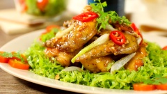 Gắp cánh gà chiên nước mắm ra đĩa, trang trí với một ít ớt và ngò, thêm rau xà lách cho món gà tươi mát hơn là hoàn chỉnh. Với cách làm cánh gà chiên nước mắm chuẩn vị ngon trên đây, đảm bảo bữa cơm gia đình bạn sẽ hấp dẫn hơn bao giờ hết.
