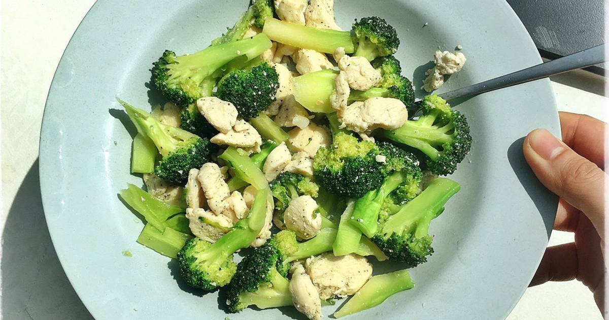 Súp lơ xào ức gà (bữa trưa) eat clean