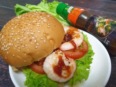 Cắt đôi burger, xếp xà lách, cà chua cắt lát lên trên rồi cho tôm áp chảo lên trên cùng. Thêm it tương cà, xếp bánh lại là hoàn thành món burger tôm áp chảo thơm ngon, lạ miệng rồi đó