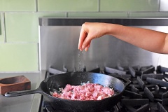 Măng tây rửa sạch, bỏ gốc, cắt khúc non thành miếng nhỏ. Bắc chảo dầu lên bếp, cho hành tím băm, tỏi băm vào phi thơm, khi hành tím chuyển sang trong thì bạn cho thịt heo bằm vào.