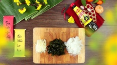Rong biển và nấm tuyết ngâm nở, lấy 50gr mỗi loại đem cắt nhỏ. Nấm kim châm rửa sạch, lấy 50gr cắt làm đôi. Làm nóng chảo với 2 muỗng canh dầu ăn, cho thịt vào xào ở lửa vừa 10 phút, sau đó thêm rong biển, nấm tuyết vào nấm kim châm vào xào thêm 10 phút nữa, nêm thêm 1/2 muỗng cà phê tiêu, xào đều lên cho thơm rồi tắt bếp.