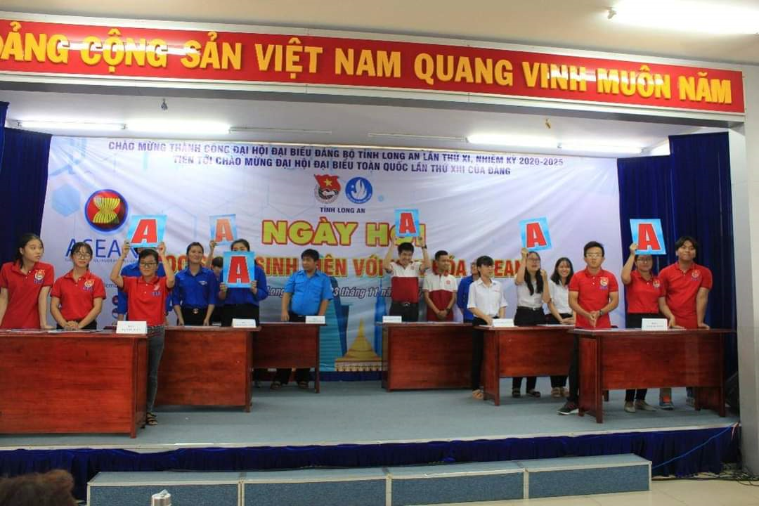 Cùng đồng đội nhận giải Nhì trong Nét đẹp văn hóa ASEAN trong ngày hội Học sinh, sinh viên với văn hóa ASEAN