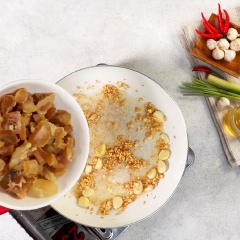 Cho 2 muỗng canh dầu ăn vào chảo, cho 2 muỗng canh tỏi băm, 20gr tỏi củ để lửa vừa phi thơm vàng tỏi, tiếp đó cho gân bò vào đảo nhanh rồi nêm vào 2.5 muỗng canh nước mắm, 1 muỗng canh đường, 1 muỗng cà phê bột ngọt.