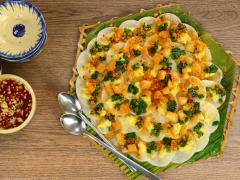 Bánh bèo mềm, hơi dai kết hợp với đậu xanh tán nhuyễn bùi bùi và bánh mì chiên giòn rụm, rưới nước chấm chua ngọt lên bánh rồi thưởng thức. Dễ làm nhưng hương vị không khác gì bánh bèo được làm từ bột gạo.Chúc các bạn thành công.
