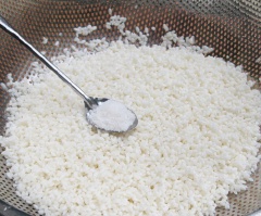 Vo sạch gạo nếp, ngâm với nước khoảng 3 giờ hoặc qua đêm. Sau đó, cho gạo nếp ra rổ, thêm 1 muỗng cà phê muối vào, xóc đều, hạt xôi lá nếp sẽ vì thế mà thơm dẻo hơn.